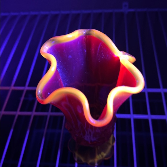 Vintage Fento Amberina  Glows Glass Vase Ruffle Edge Glows Pedestal Base Roses - Picture 9 of 10